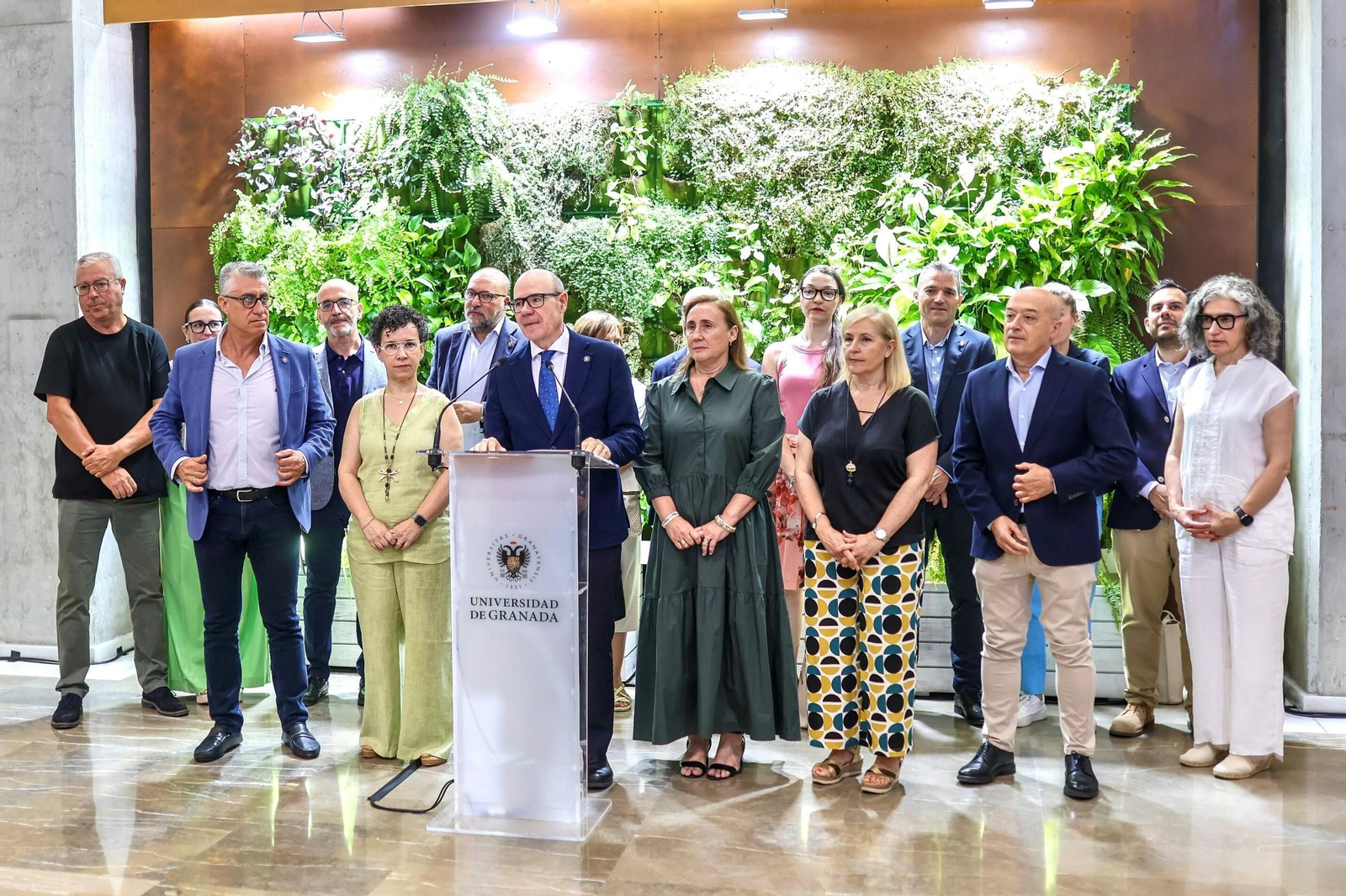 Pedro Mercado, junto a otros miembros de la UGR, tras conocerse el rechazo al grado.