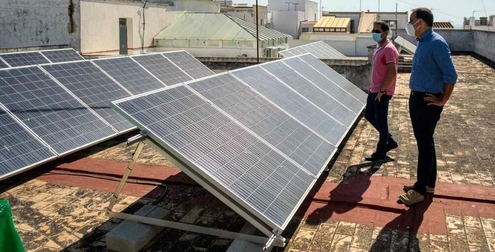 El parque fotovoltaico del Ayuntamiento de Trebujena ha reducido a la mitad el gasto energético municipal.