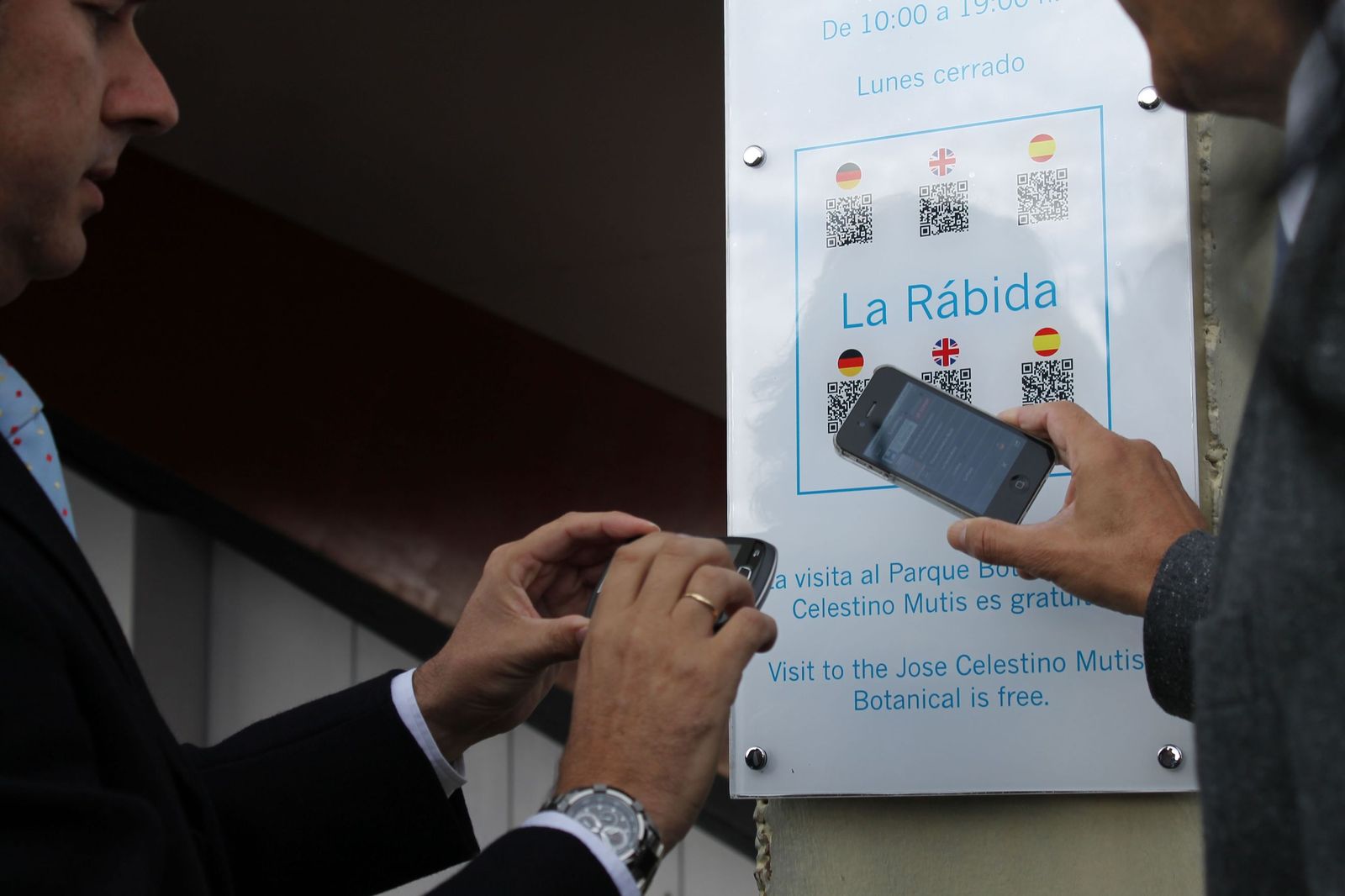 Códigos QR en el Muelle de las Carabelas en Huelva.