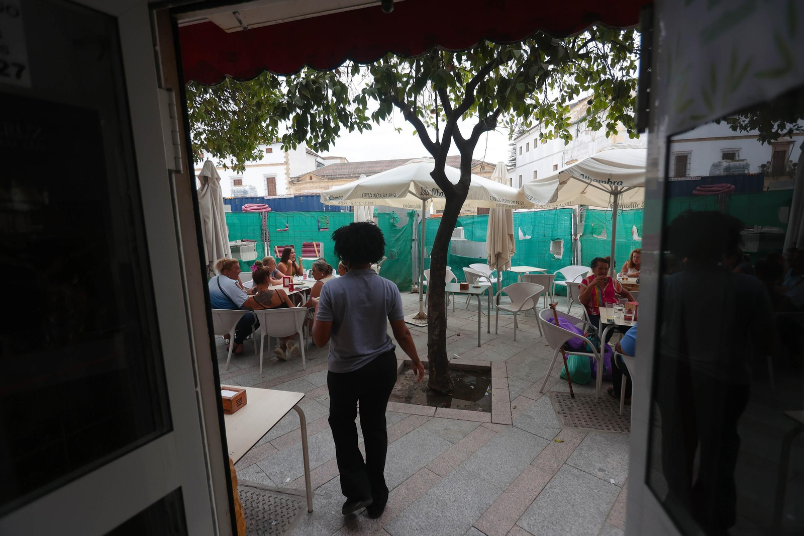 El bar de la plaza ‘vallado’ por las obras. El bar de la plaza ‘vallado’ por las obras.