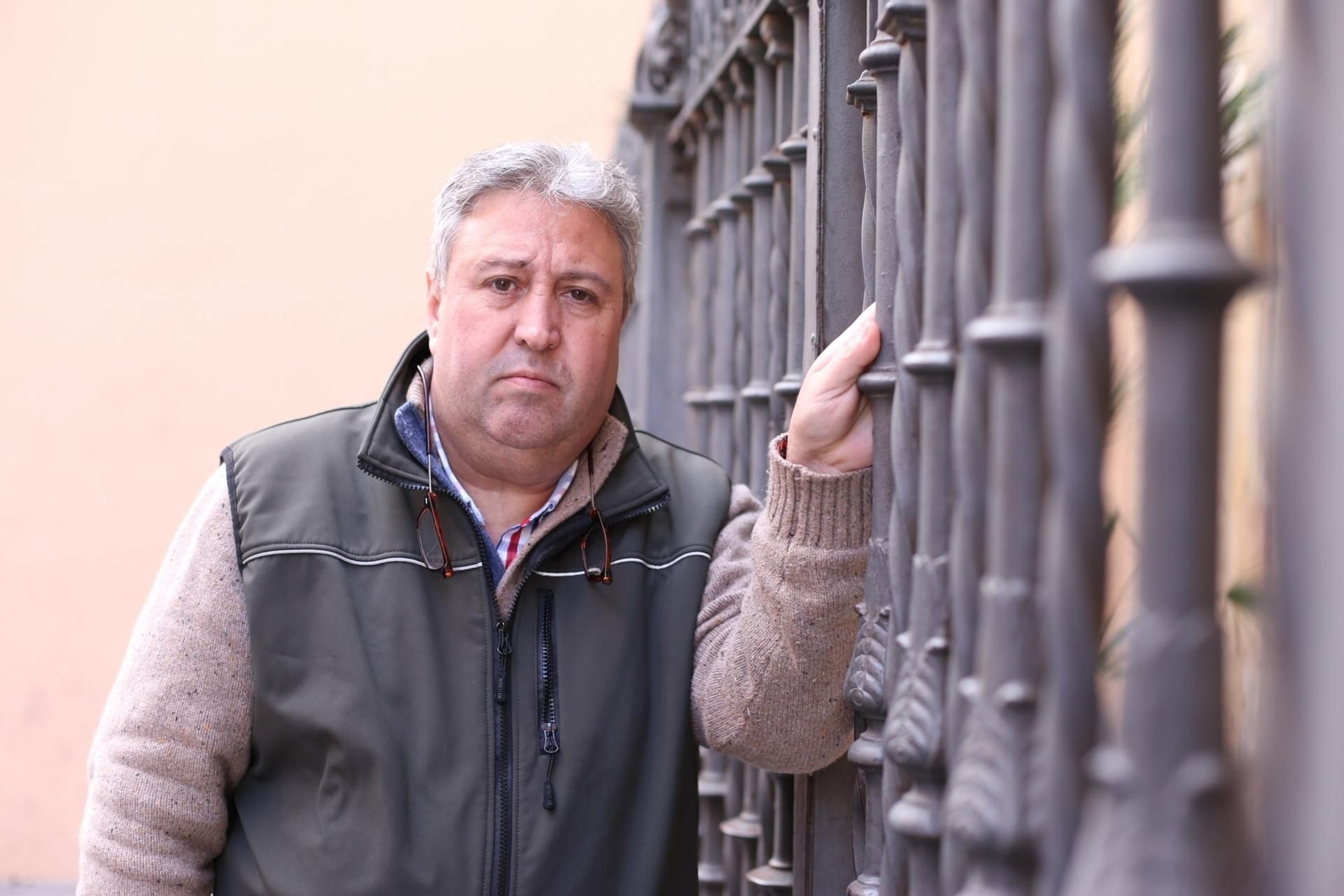 El músico Julio Vera, director de las Tres Caídas, agarrado a la verja de la parroquia trianera de Santa Ana.
