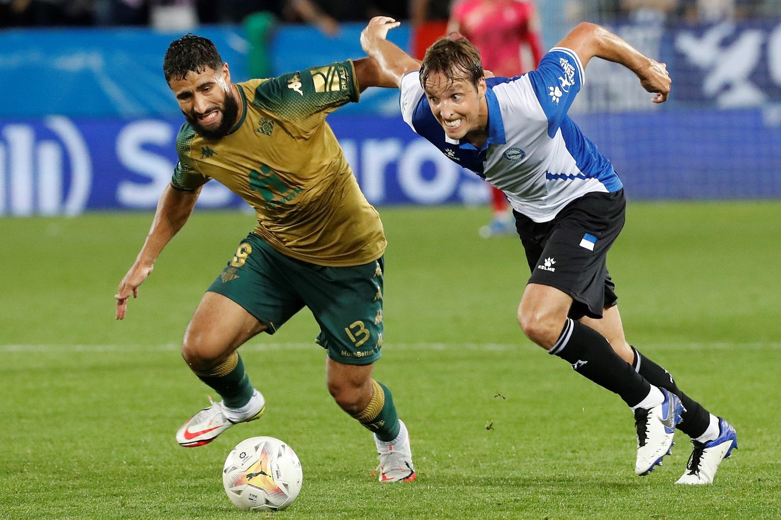 Fekir pugna con Pina.