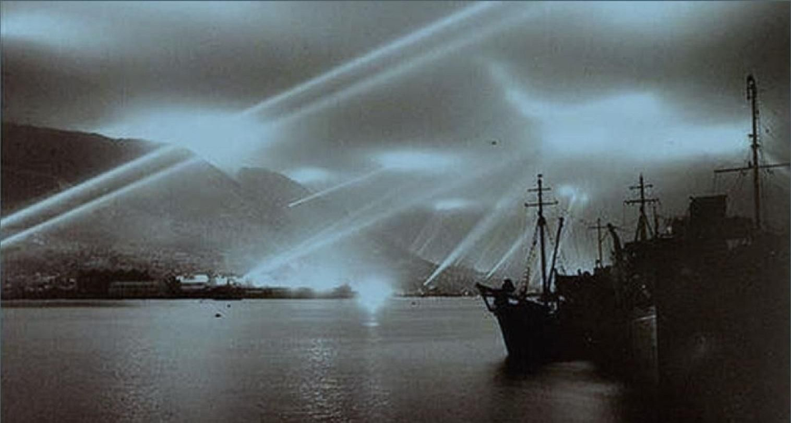 Ataque aéreo nocturno sobre Gibraltar.