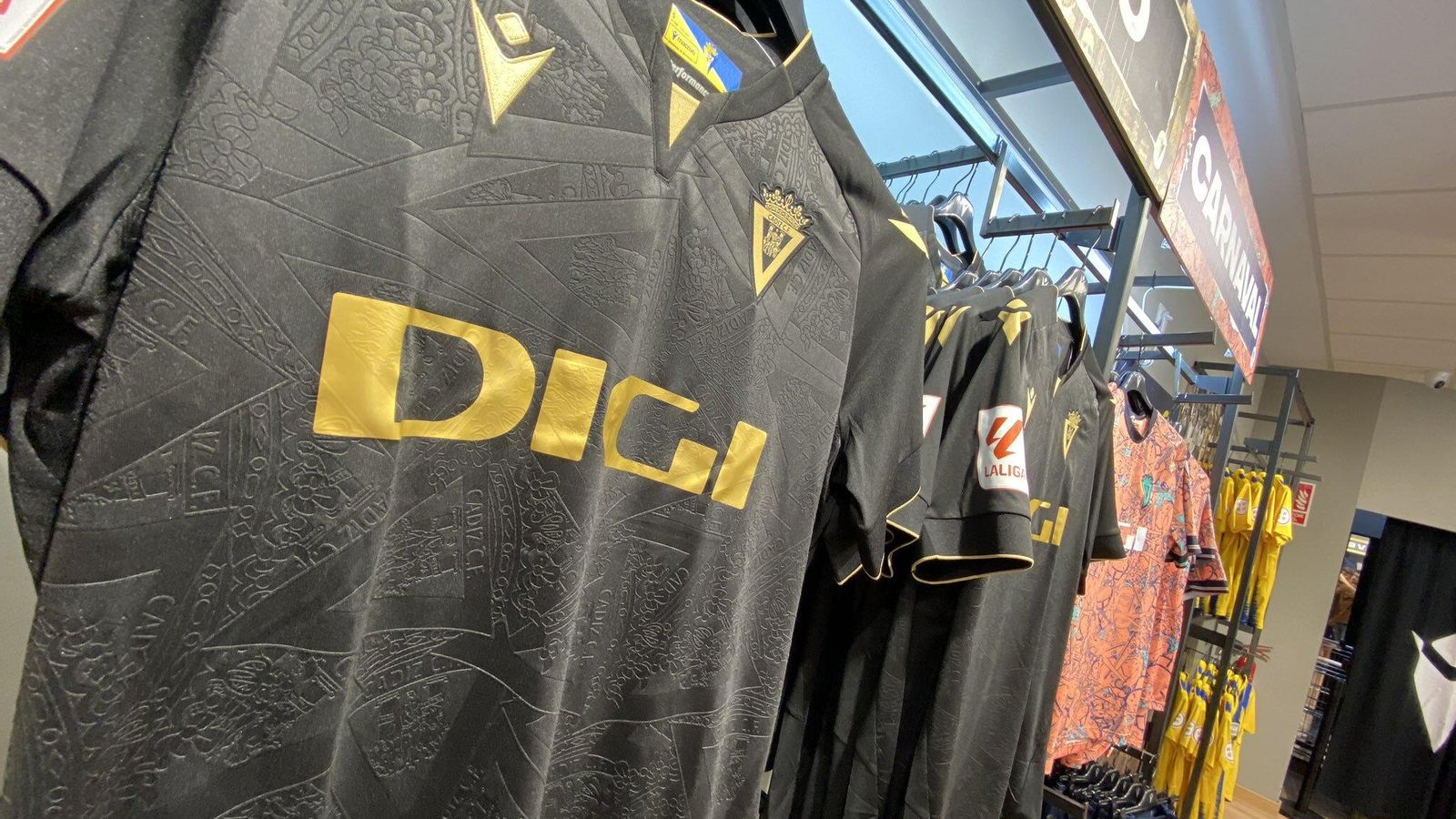 Las nuevas prendas, en las tiendas oficiales. Las nuevas prendas, en las tiendas oficiales.