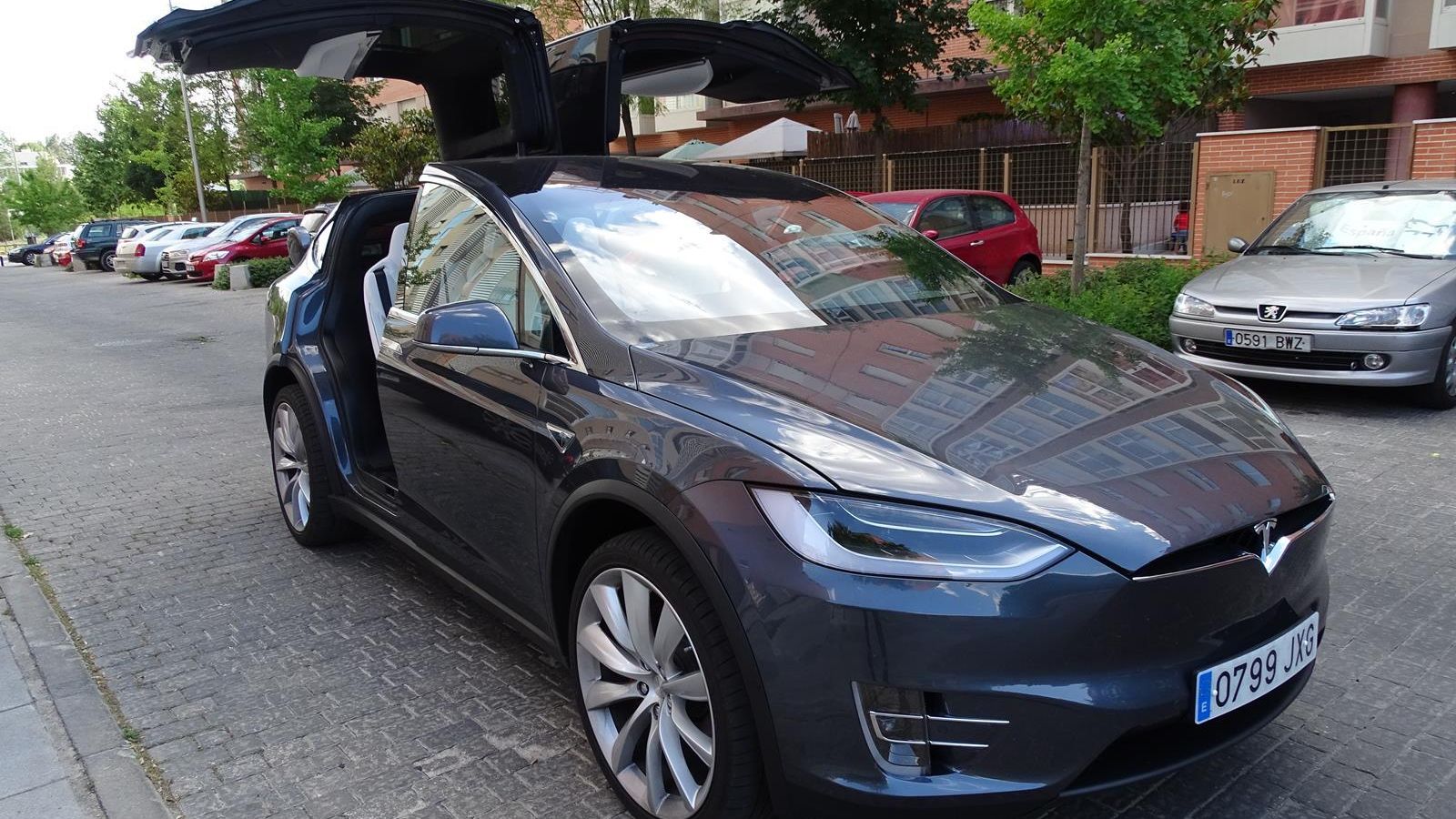 Las puertas son de tipo alas de gaviota.