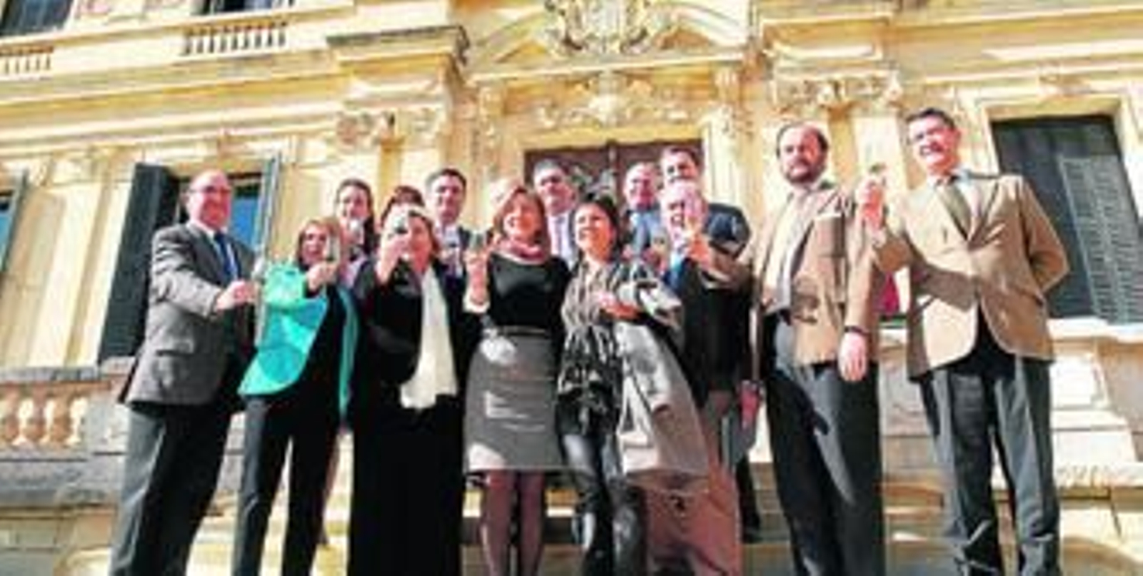 Foto de familia tras la firma en enero del año pasado del Plan de Viabilidad del vino de Jerez, el único que escapa de las garras de la Comisión de Competencia de todos los suscritos entre el sector y la Junta para combatir la crisis del jerez.