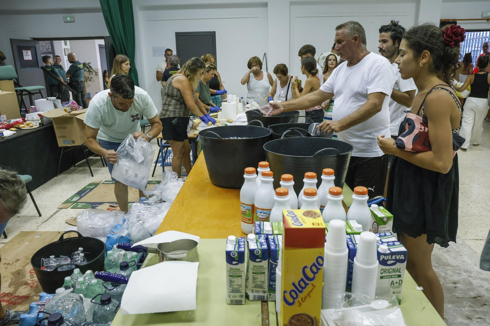 Unas 400 personas han tenido que pasar la noche en los puntos habilitados en Zahara de los Atunes.