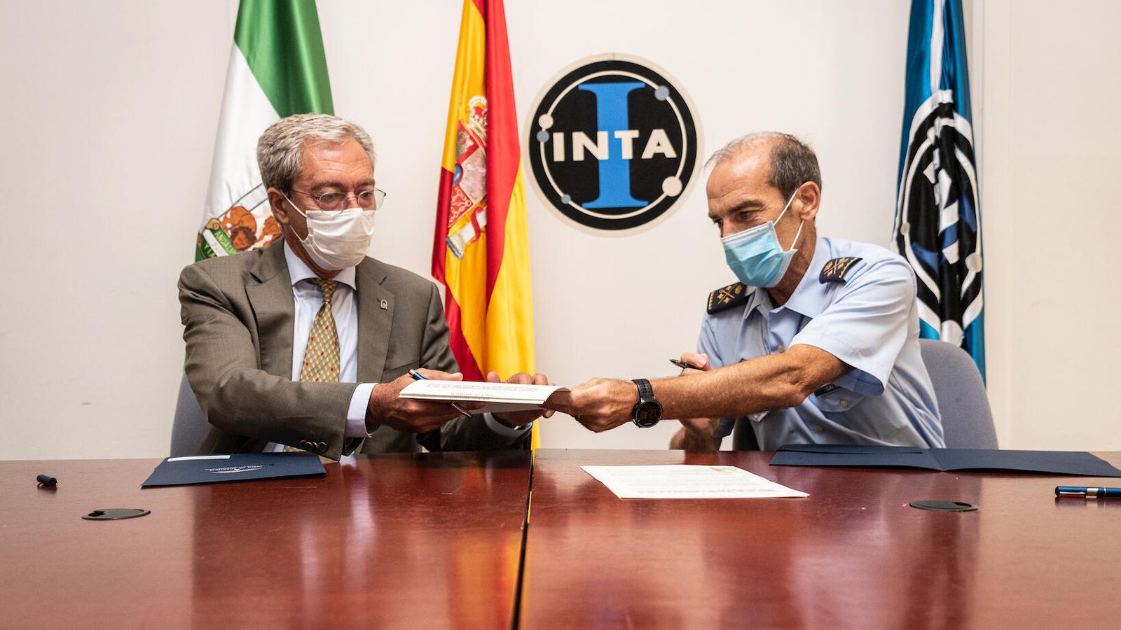 Imagen del 16 de septiembre del año pasado en el que se firmaba un acuerdo que suponía el aplazamiento del proyecto.