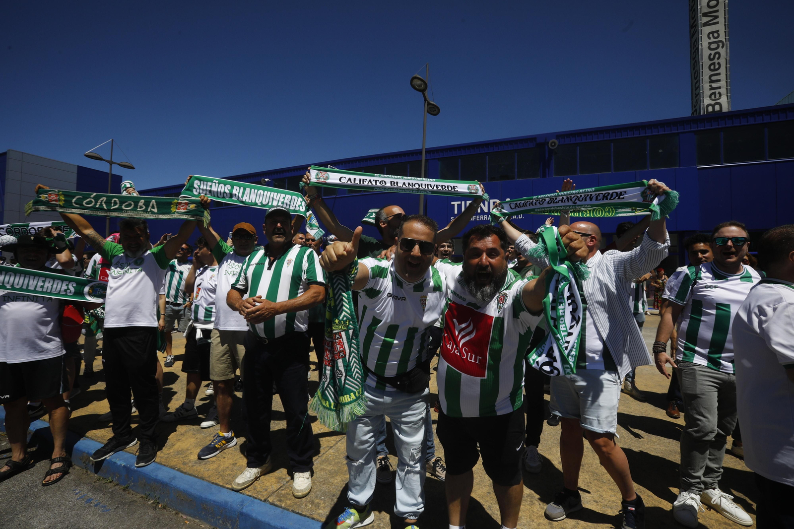 El Córdoba CF recibe el calor de su afición a su llegada a El Toralín antes del partido ante la Ponferradina El Córdoba CF recibe el calor de su afición a su llegada a El Toralín antes del partido ante la Ponferradina