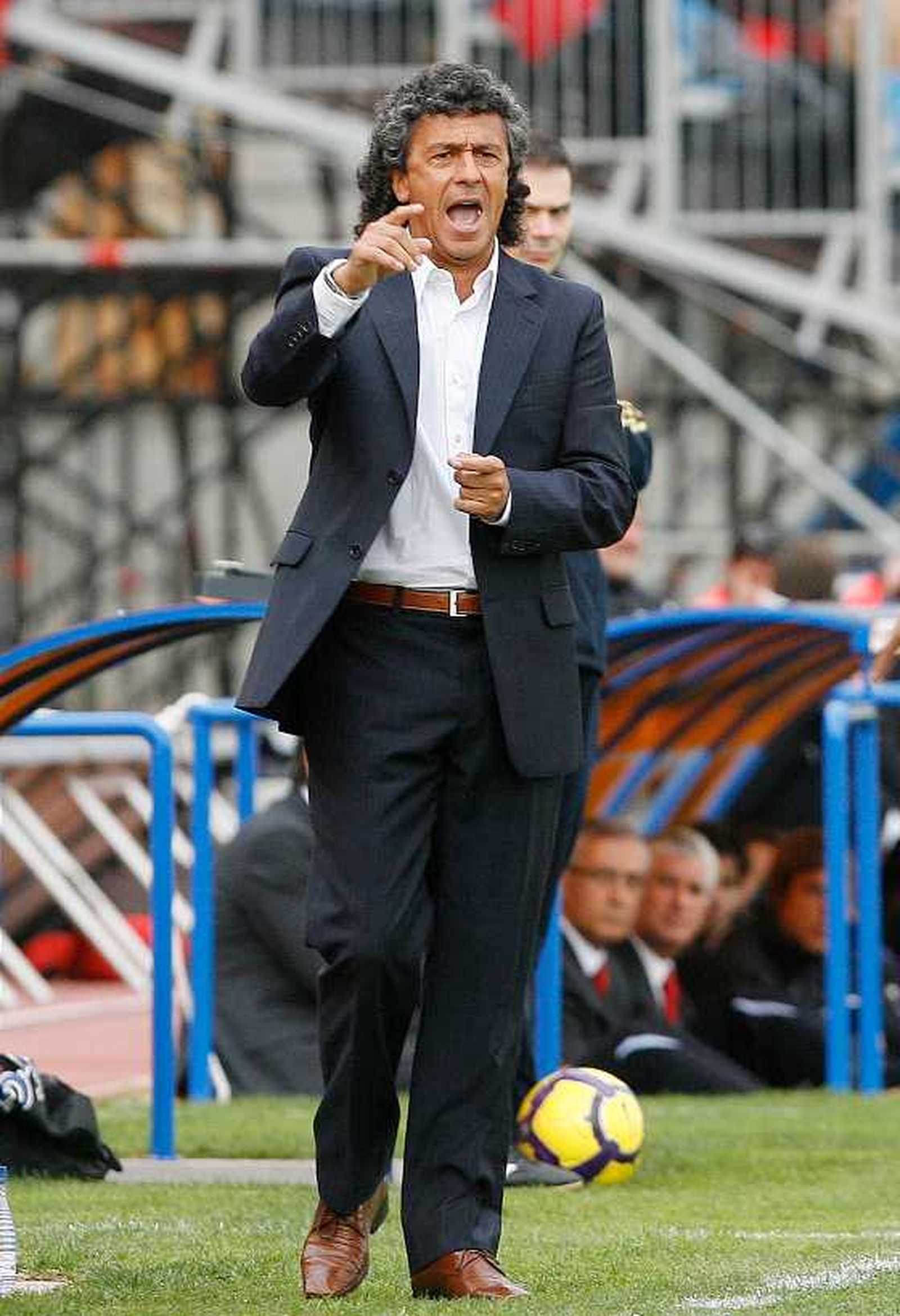 Néstor Gorosito habla con sus futbolistas durante el partido. 

Foto: Pascual