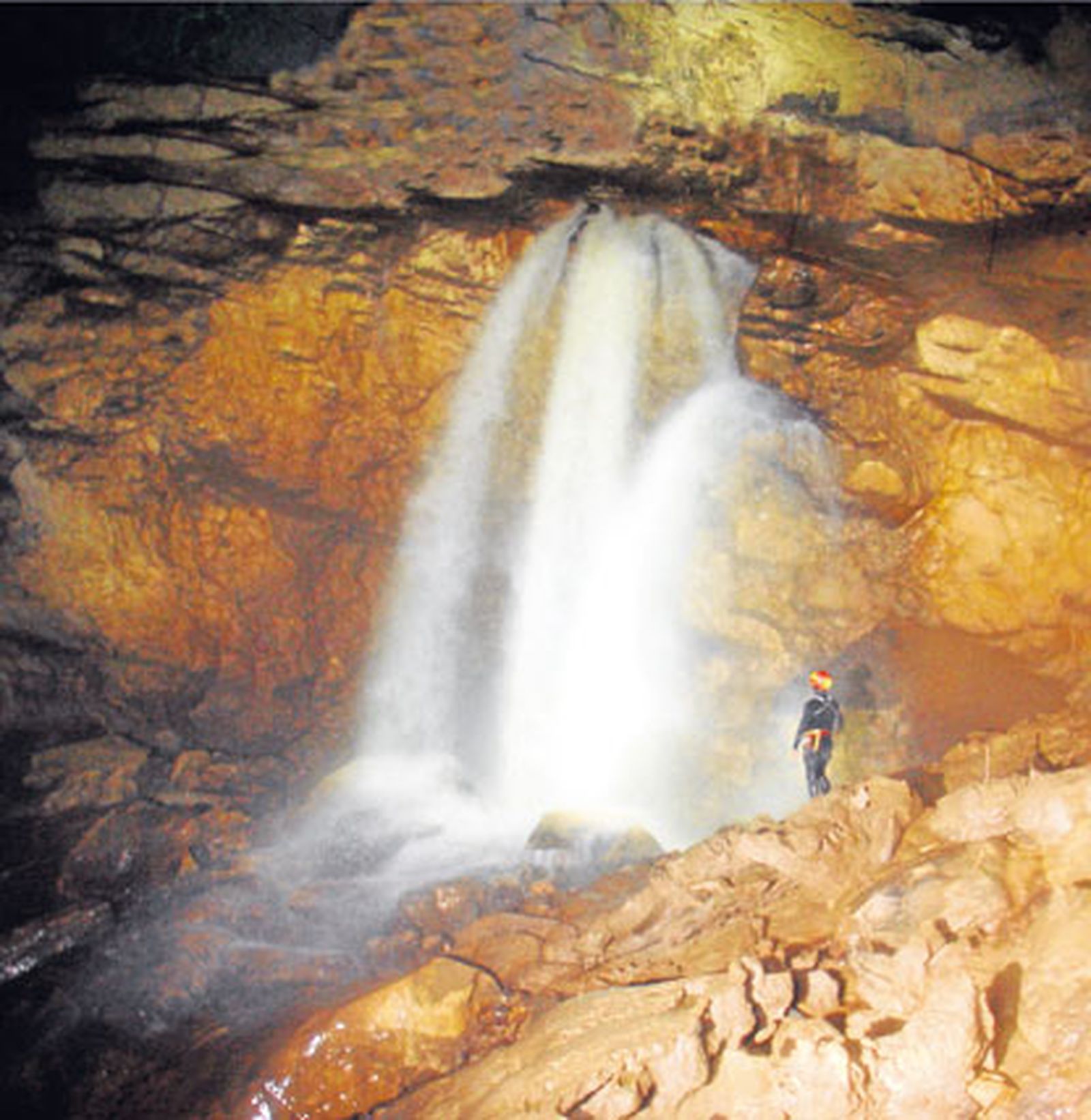En el corazón de la Cueva del Gato
