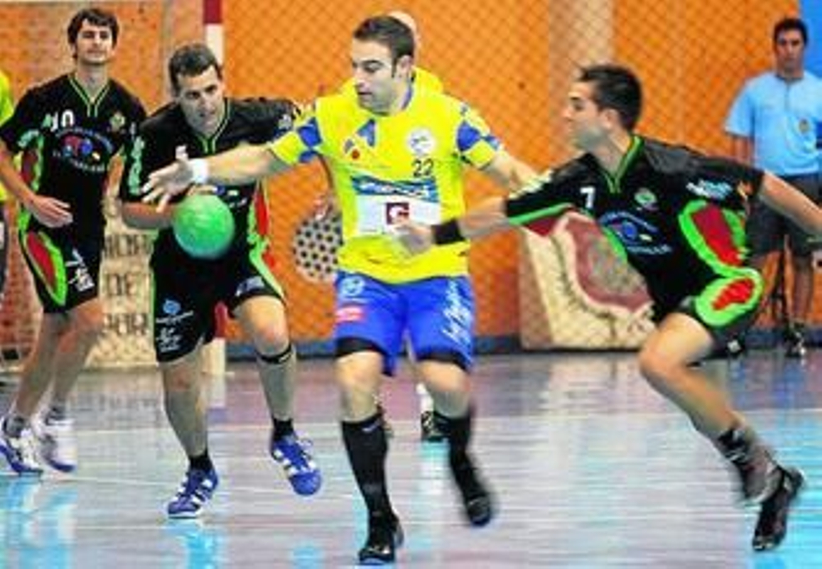 Raúl Martínez se lleva el balón durante un encuentro de esta temporada ante el Toledo.