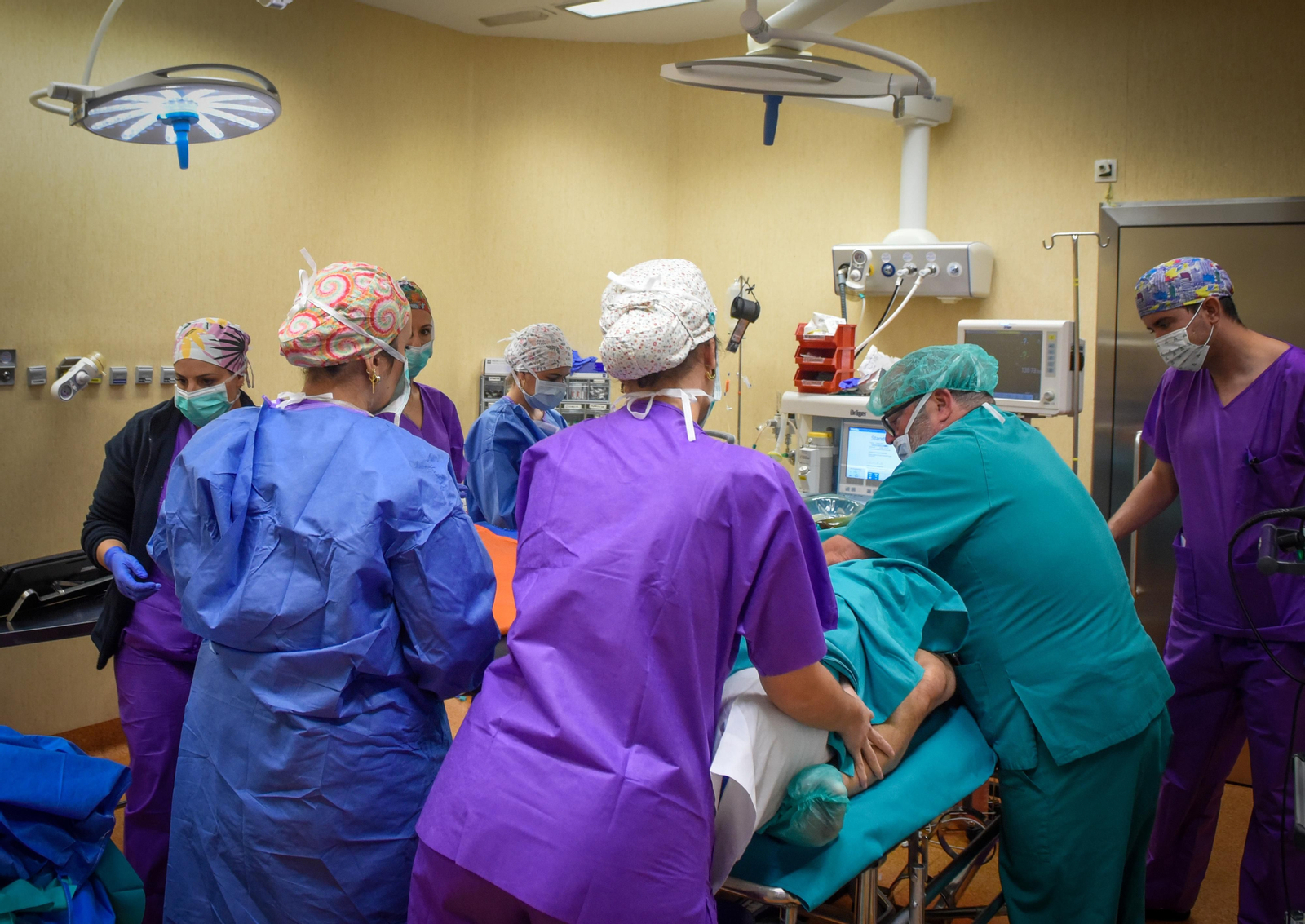 Reportaje sobre los 100 años que ha cumplido el Hospital de Cruz Roja