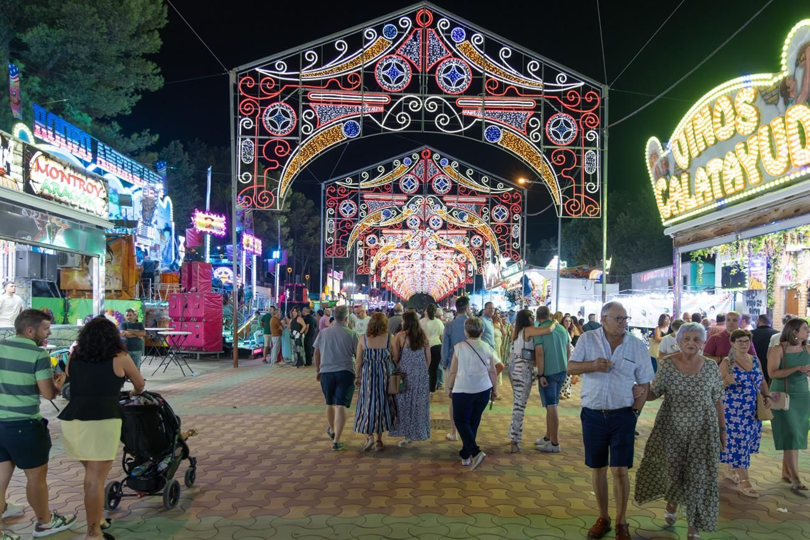 Pasacalles inaugural, fuegos artificiales e iluminación de la portada de feria y del recinto ferial de la Feria de San Bartolomé en Martos