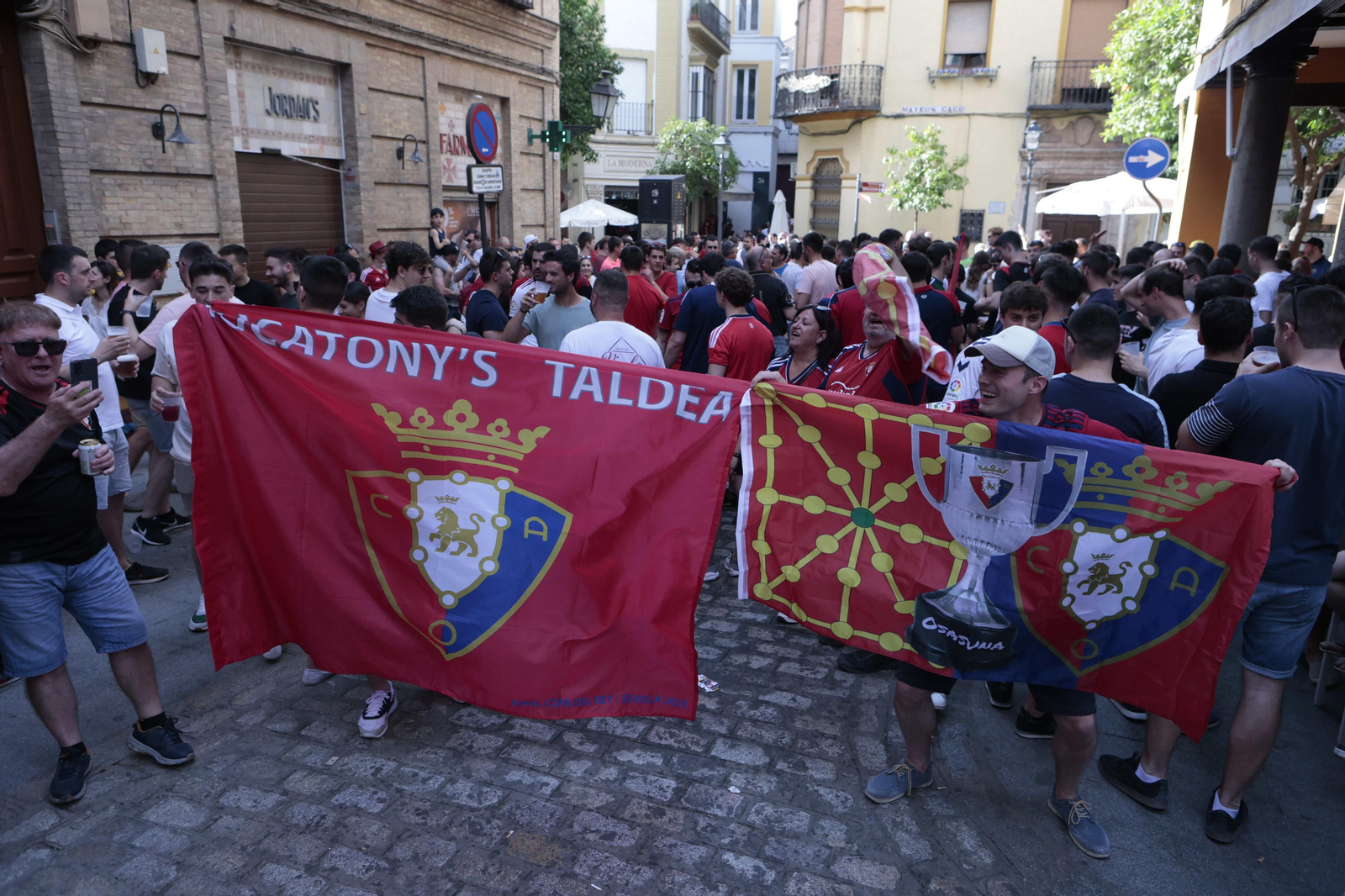 Búscate en las fotos de la afición de Osasuna en Sevilla en la final de la Copa del Rey