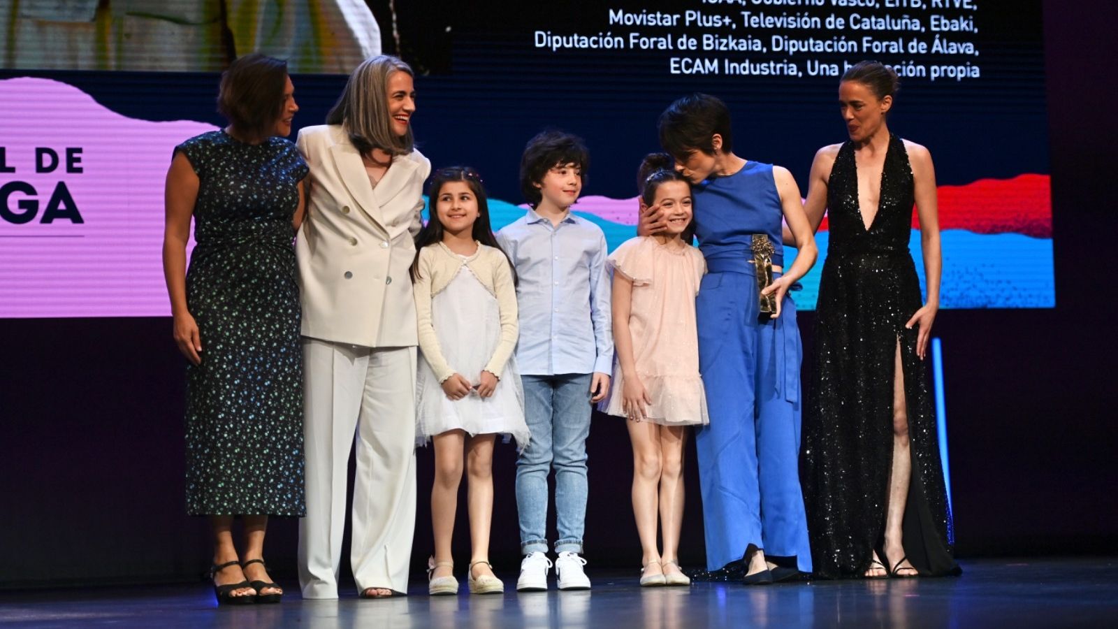 Parte del equipo de '20.000 especies de abejas' con la Biznaga de Oro.