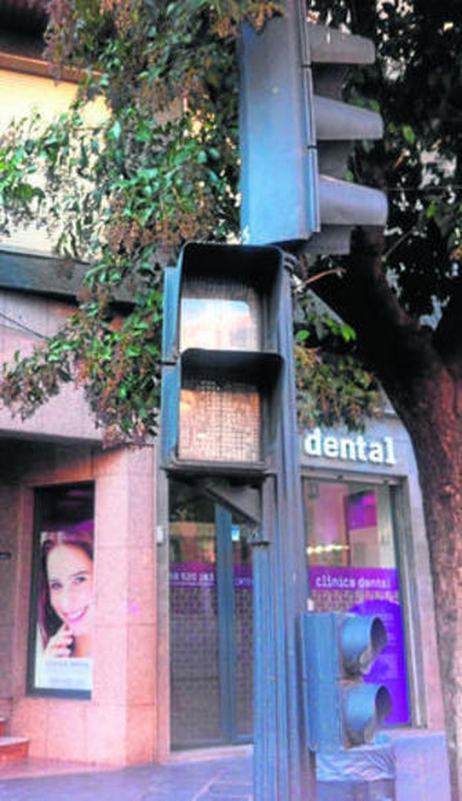 Los semáforos, ayer, de nuevo apagados en Acera del Darro.