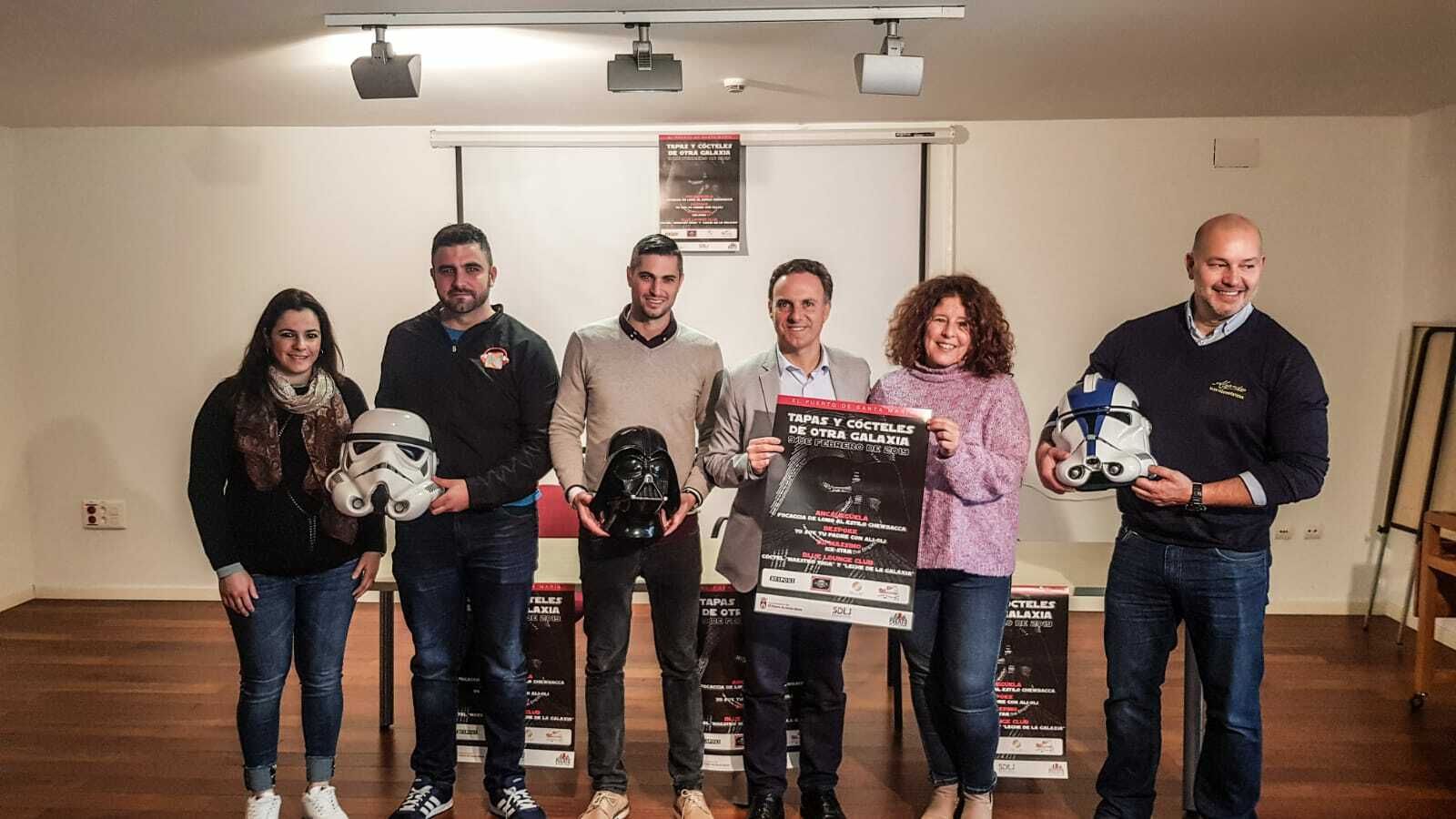 El anterior Equipo de Gobierno de David de la Encina posando con los organizadores del desfile el año pasado en la sala de prensa del Ayuntamiento.