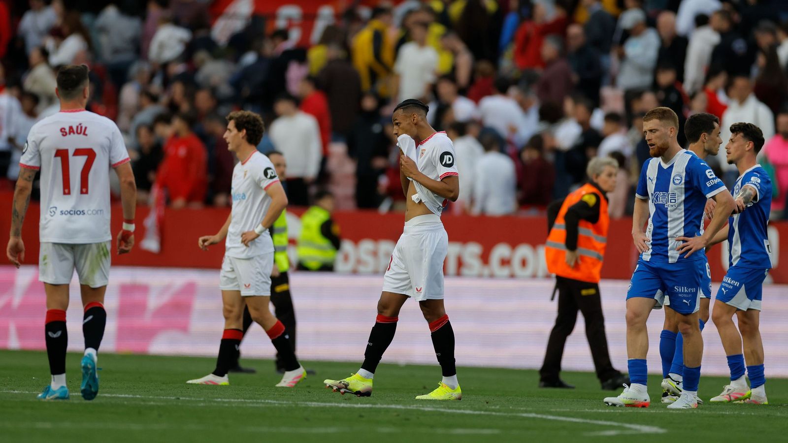 Los jugadores del Sevilla y el Alavés al final del último duelo entre ambos equipos en el Sánchez-Pizjuán.