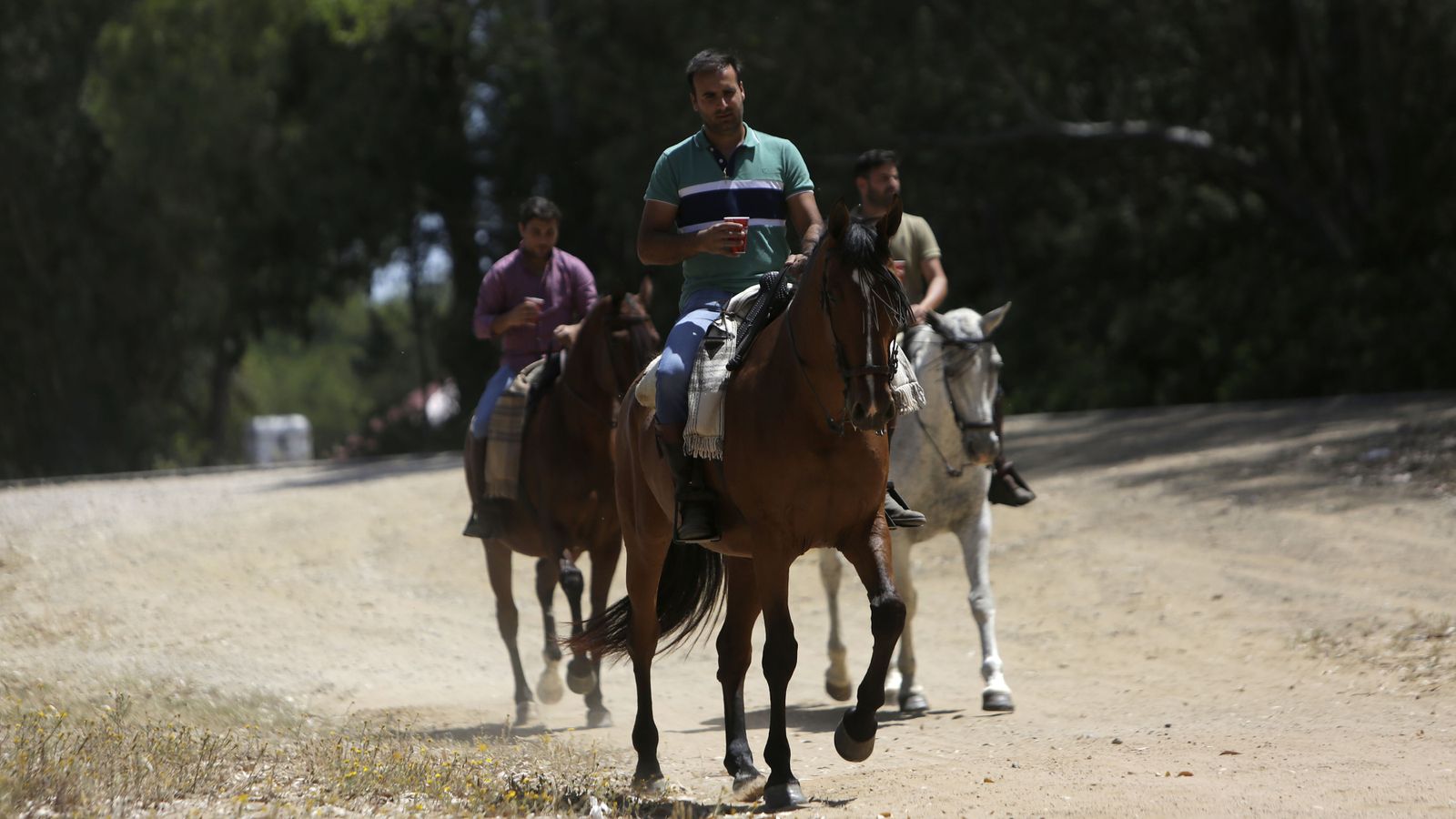 Imágenes de un viernes de Rocío sin romería