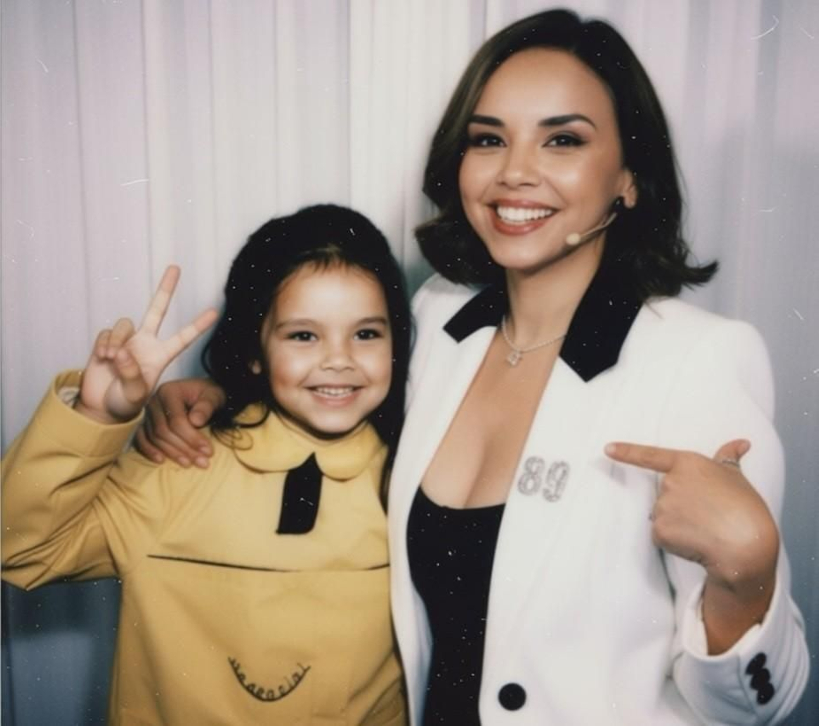 Chenoa en la aparente foto de polaroid con una niña Chenoa en la aparente foto de polaroid con una niña