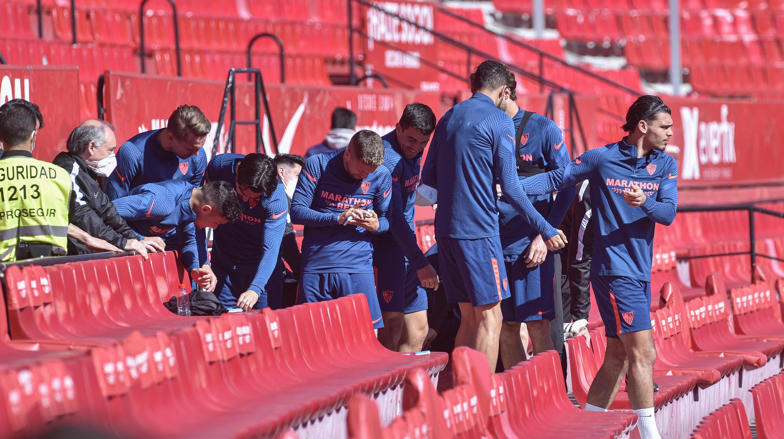 Varios futbolistas se preparan para entrenar.