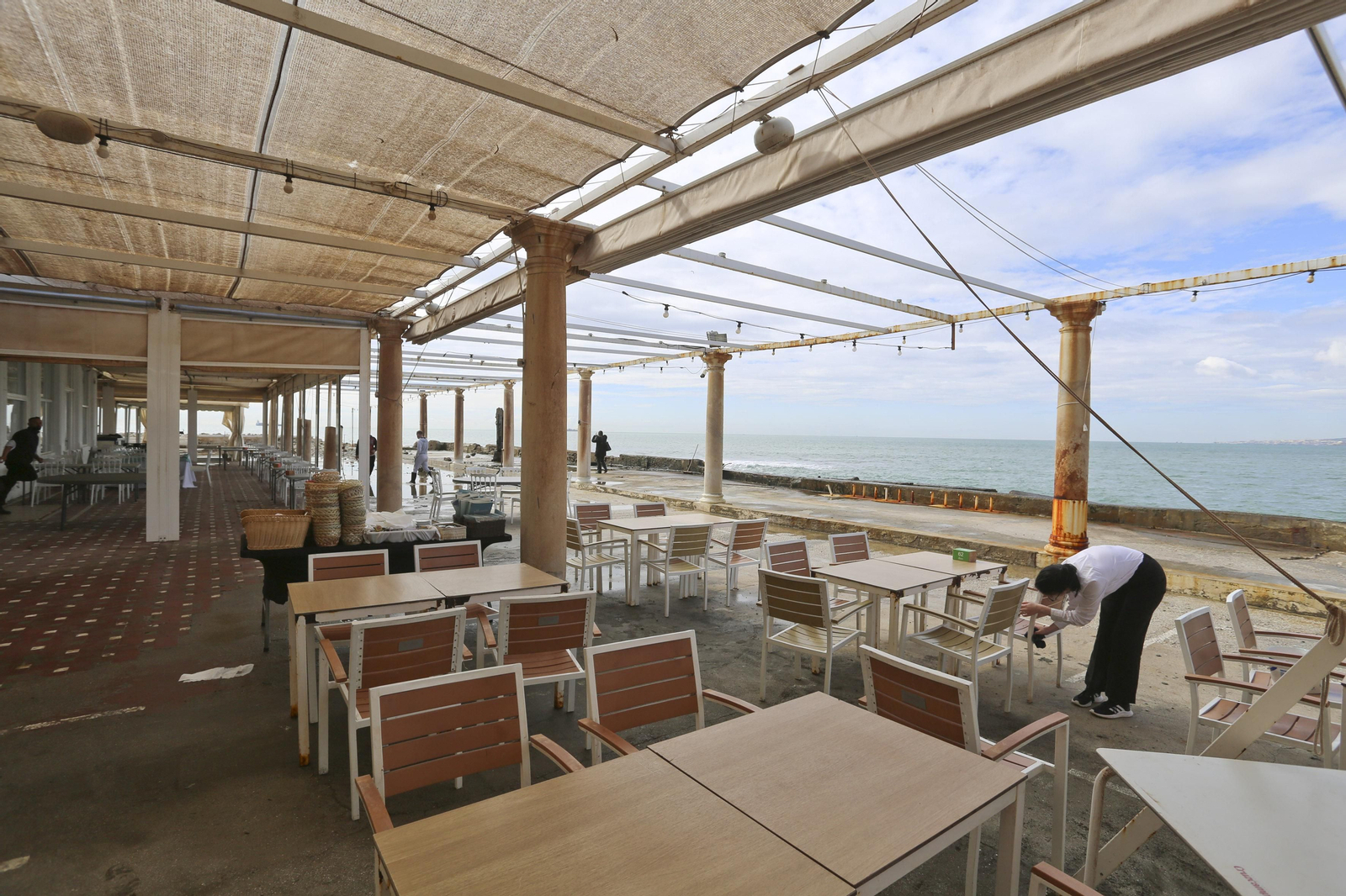Las fotos de los trabajos en los paseos marítimos y chiringuitos de Málaga para paliar los efectos del temporal