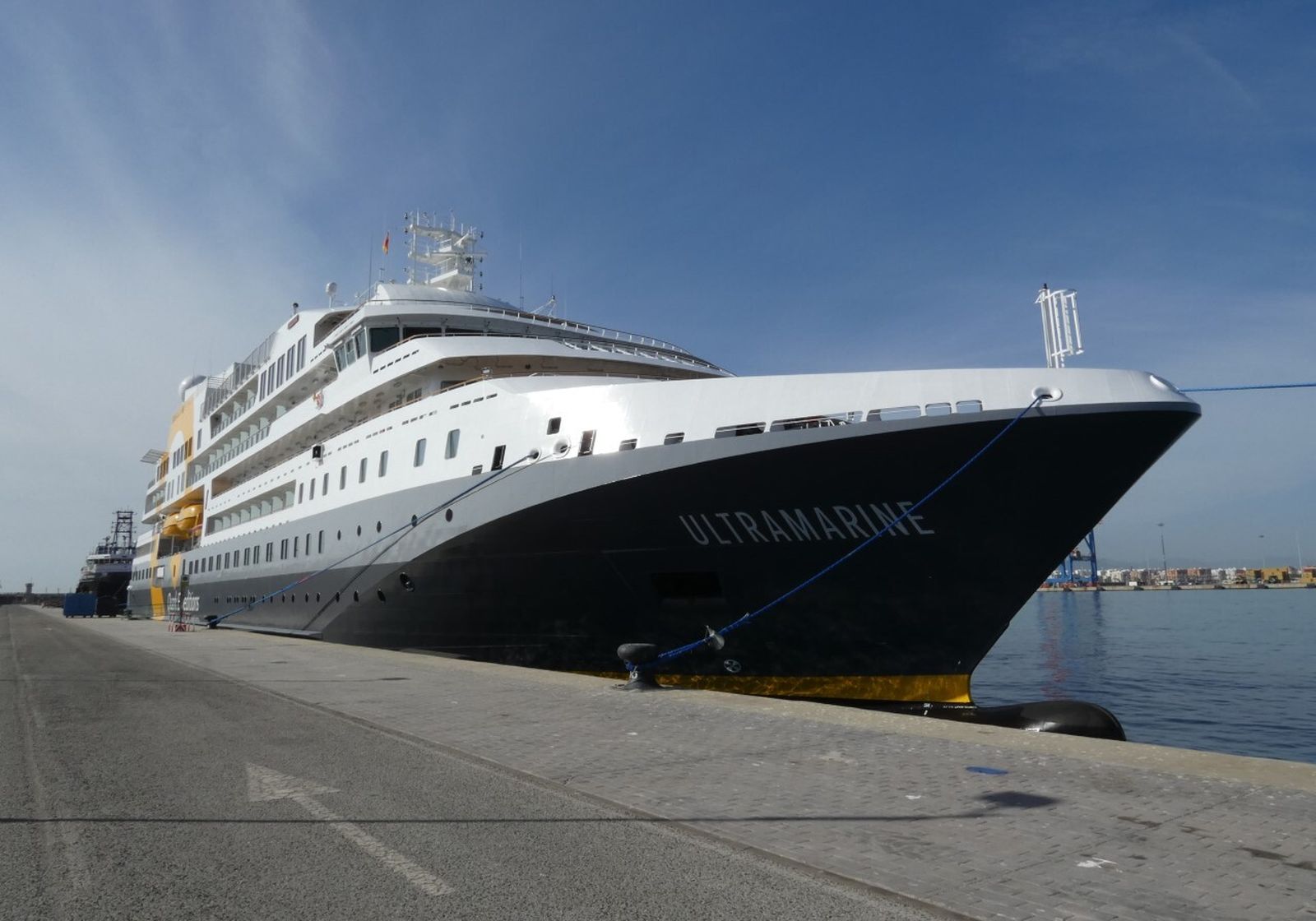 El buque de crucero y expediciones ‘Ultramarine’ en su primera visita malagueña ayer en el muelle de levante.
