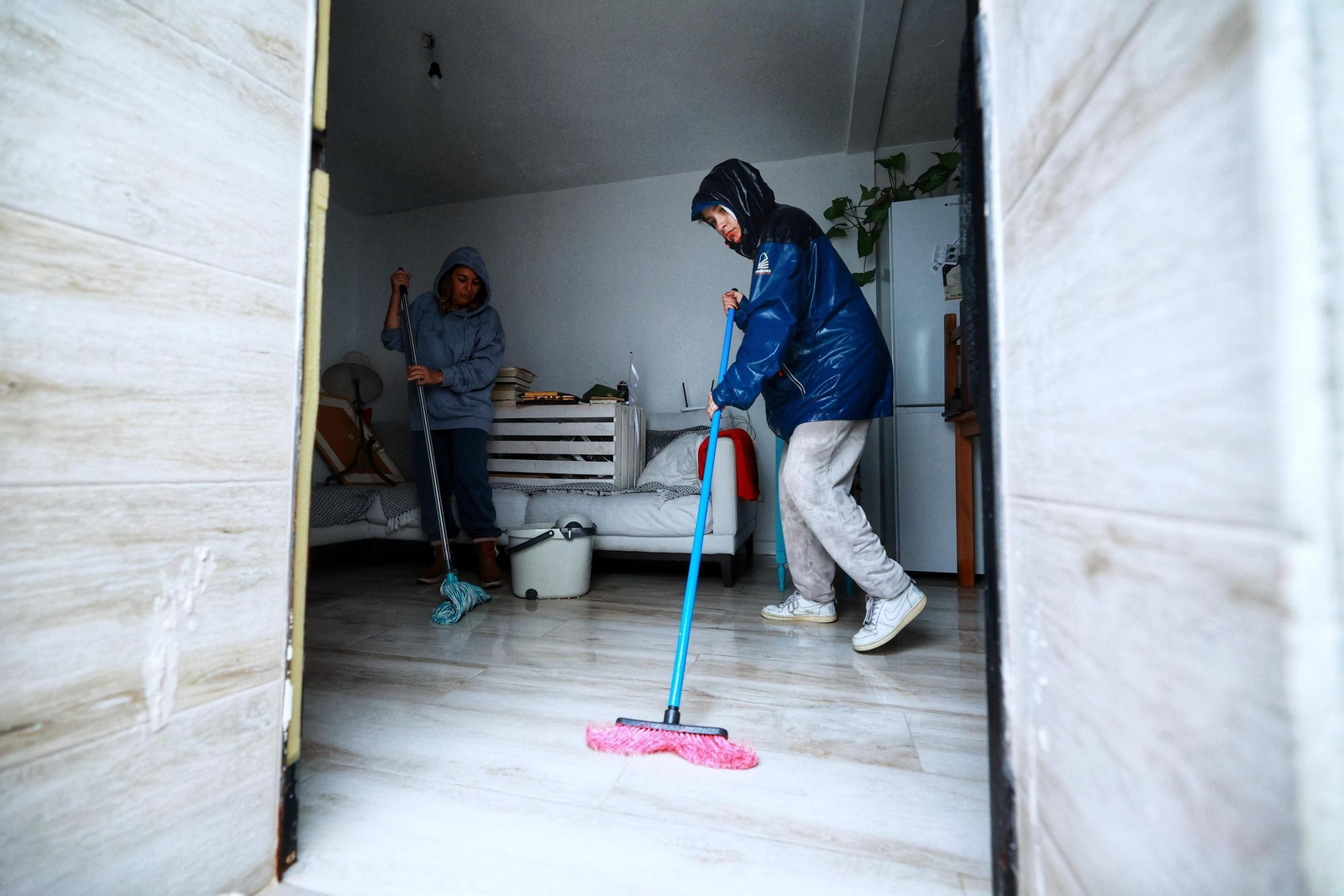 Imágenes de calles inundadas y vecinos achicando agua en San Fernando