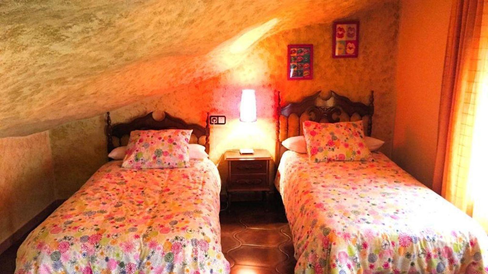 Una de las habitaciones de la vivienda.