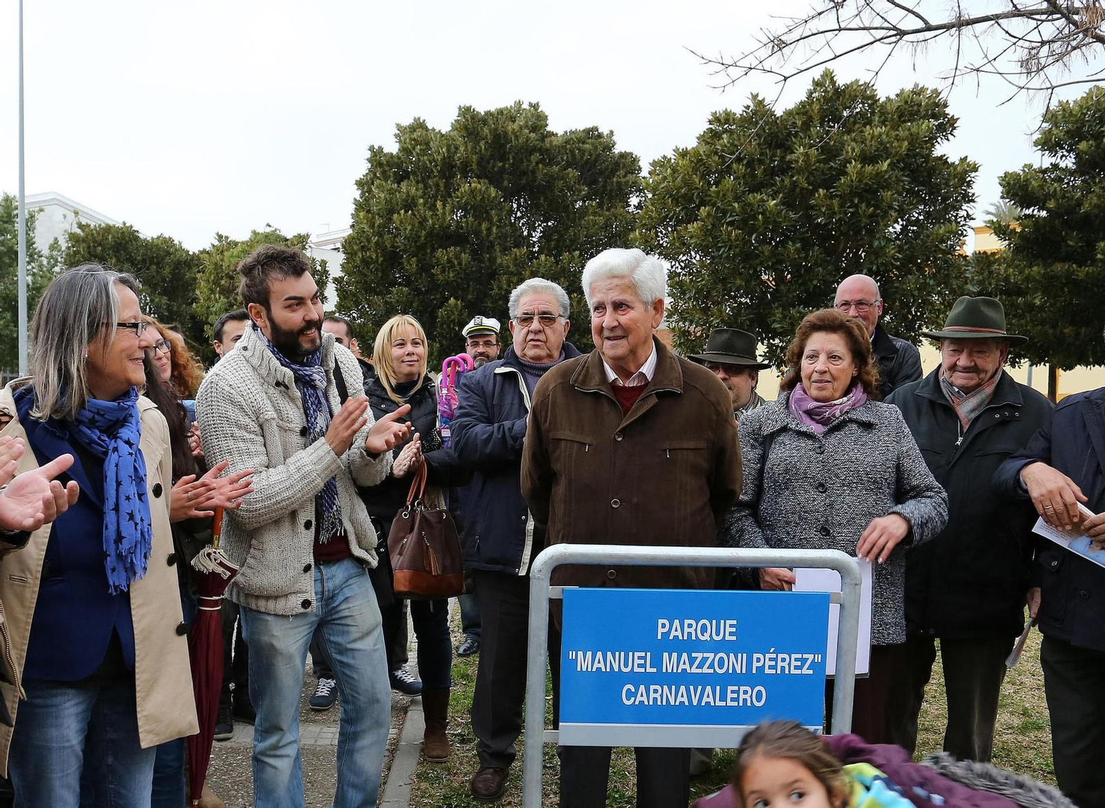 Manuel Mazzoni, en el centro de la imagen, durante la inauguración del parque que lleva su nombre