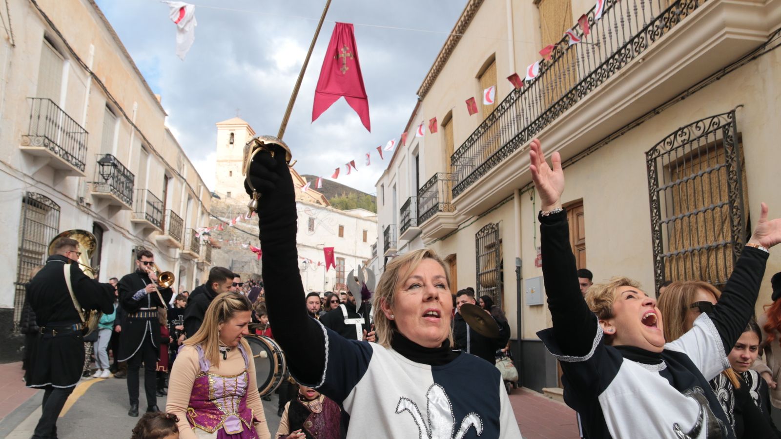 Las calles de la villa se han poblado de cientos de personas.