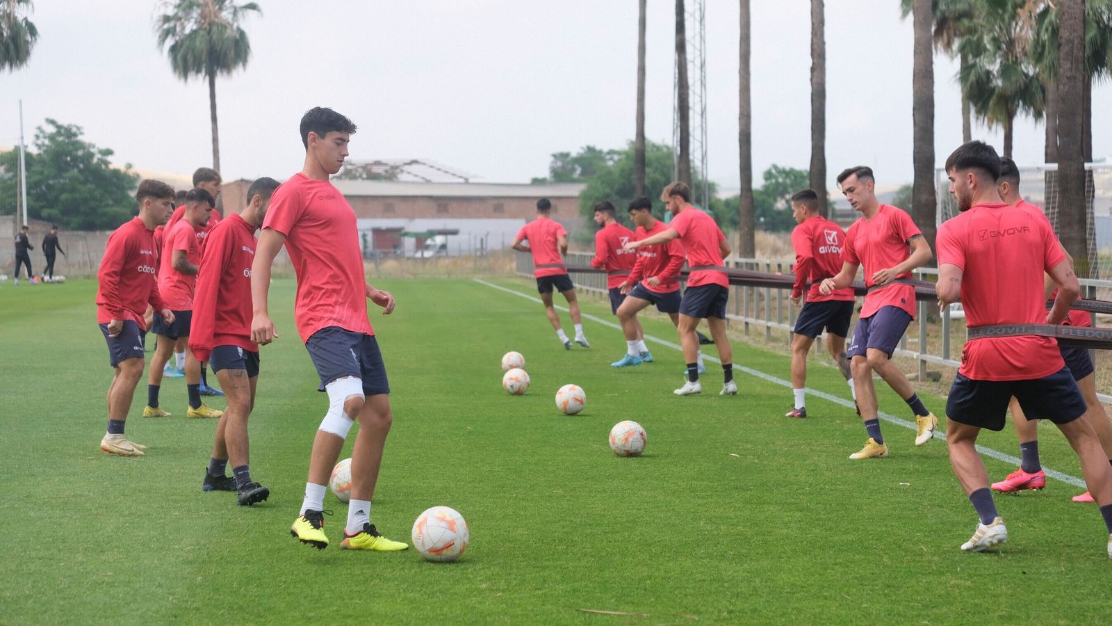 Los jugadores del Córdoba B se ejercitan en la Ciudad Deportiva.