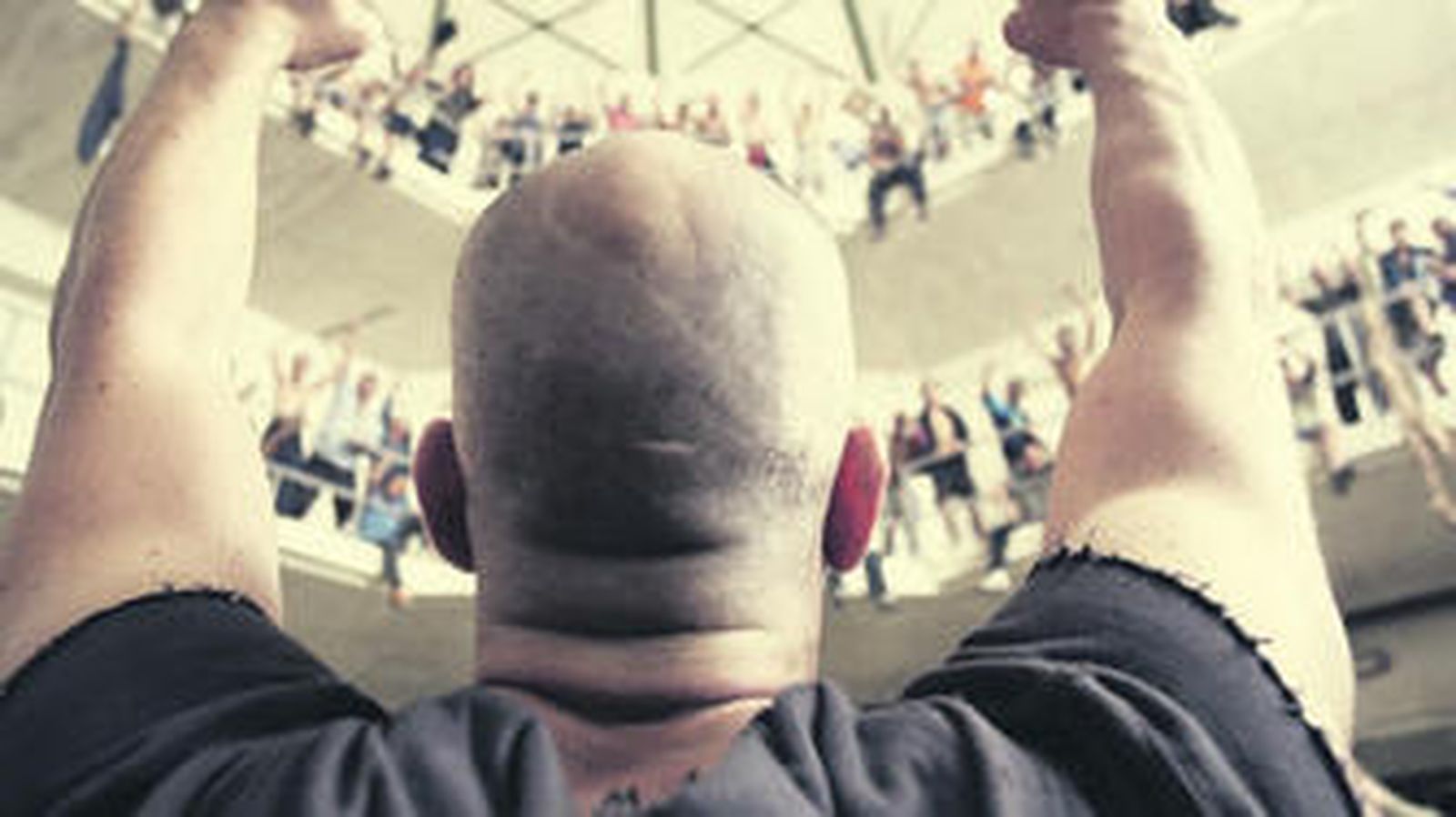 Un fotograma de 'Celda 211' con Luis Tosar como protagonista y una multitud de extras en la antigua cárcel de Zamora.