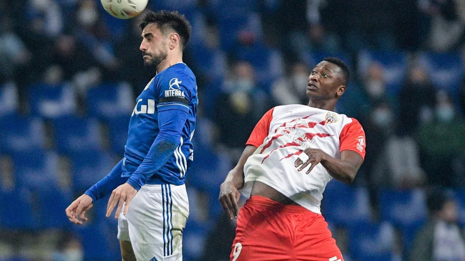 David Costas se anticipa a Sadiq Umar en el último duelo entre ambos equipos.