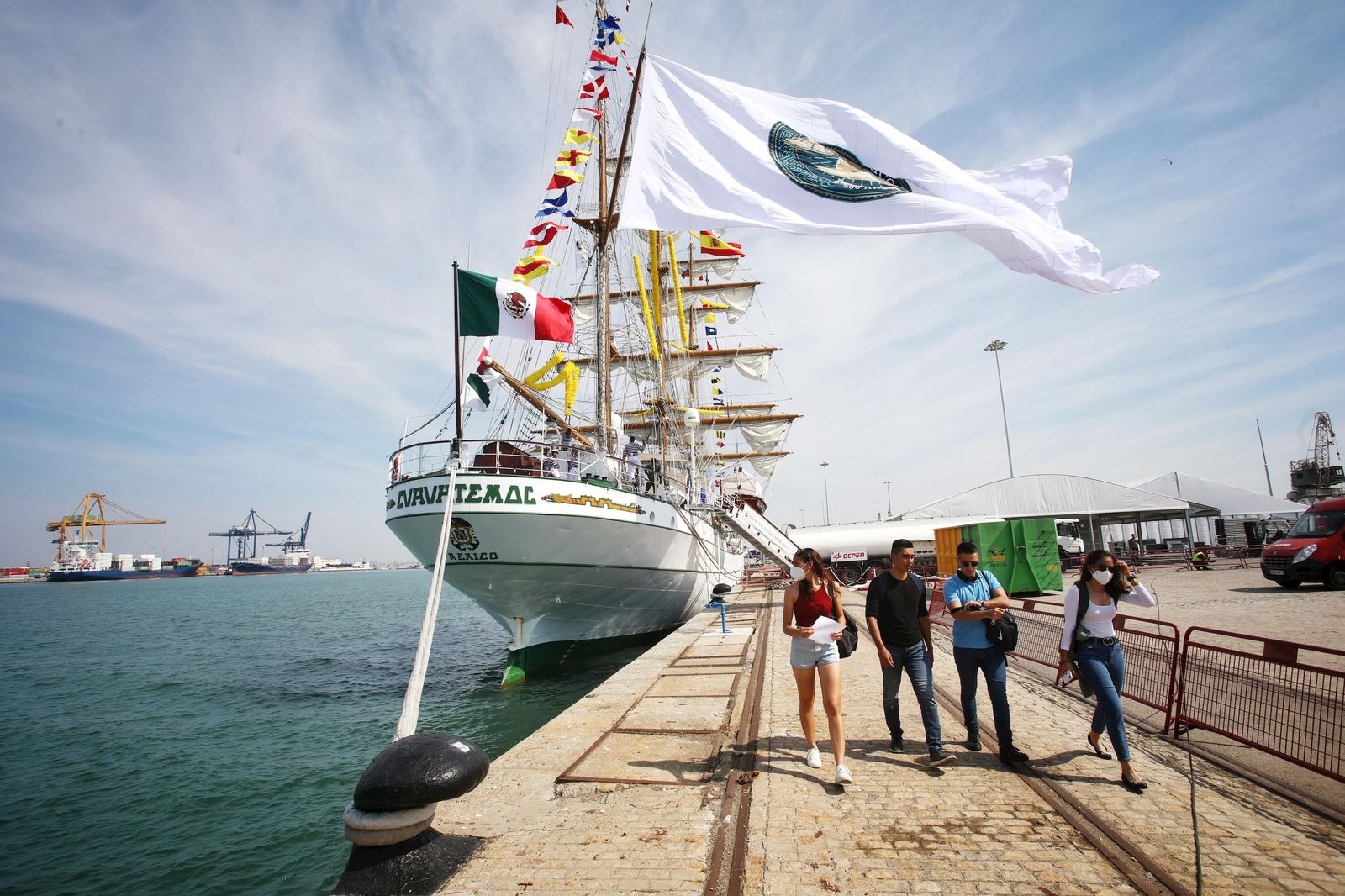 El buque escuela, esta mañana en Cádiz.