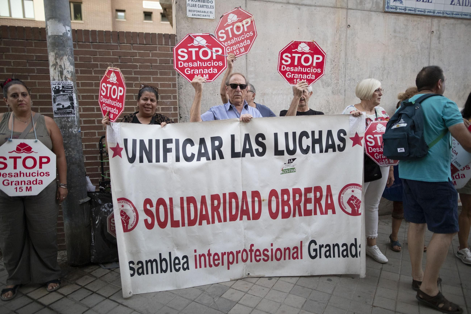 Protesta de Stop Desahucios por los vecinos de Santa Adela en Granada