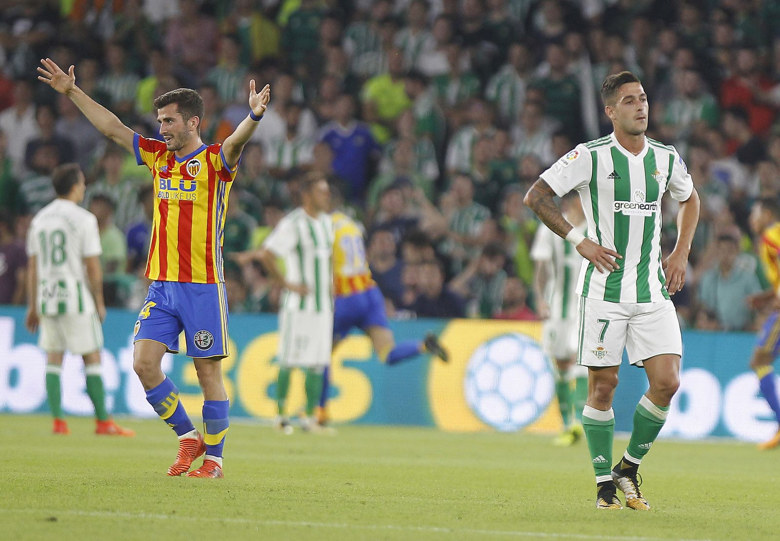 Gaya celebra un tanto ante la decepción de Sergio León.