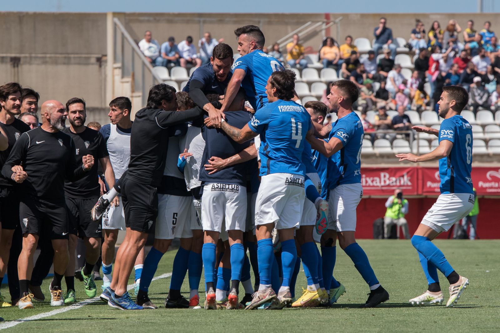 Piña de los azulinos para celebrar el tanto de Juanmi Callejón.