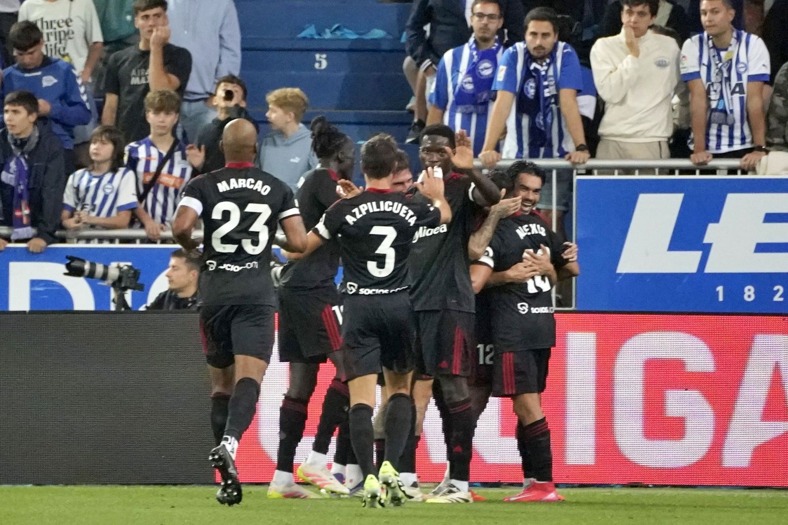 Alexis es felicitado por sus compañeros tras marcar.