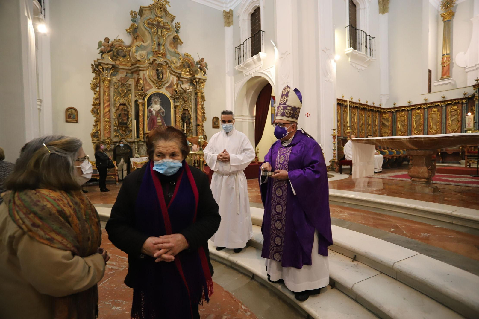 Imágenes de la imposición de cenizas en el inicio de la Cuaresma en la Catedral de Huelva