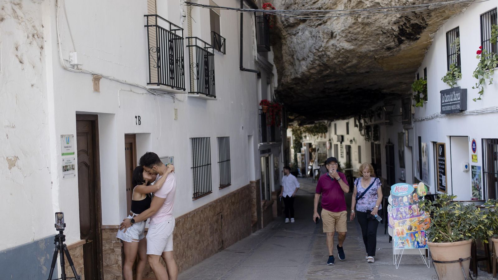 Una de las calles de Setenil de las Bodegas