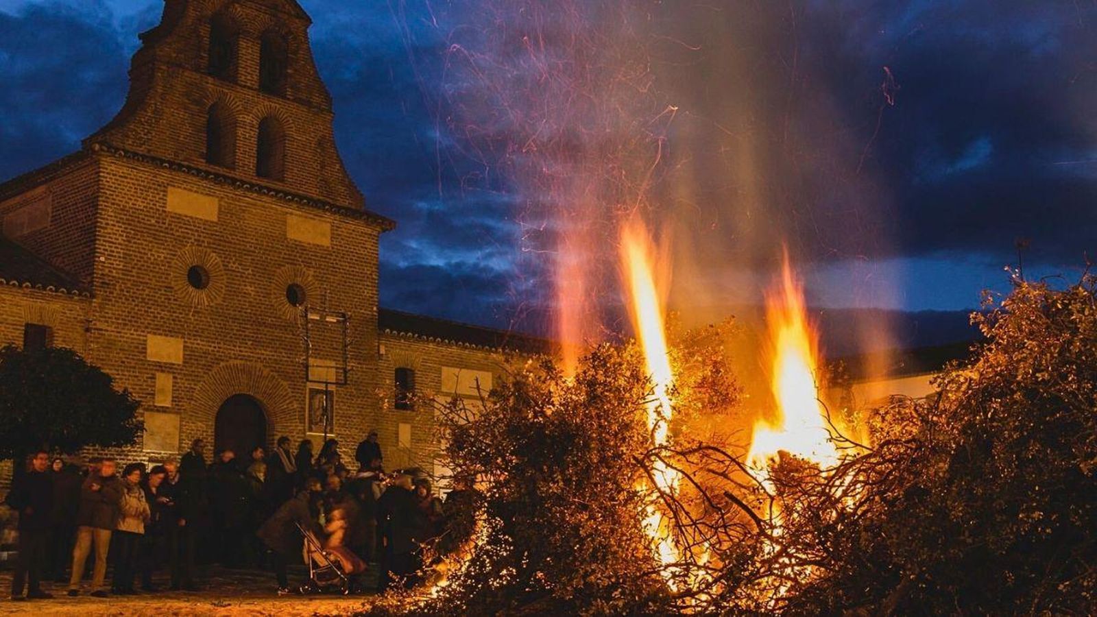 En las Fiestas de San Antón, que se celebran en enero, las lumbres son protagonistas en Aldeaquemada.