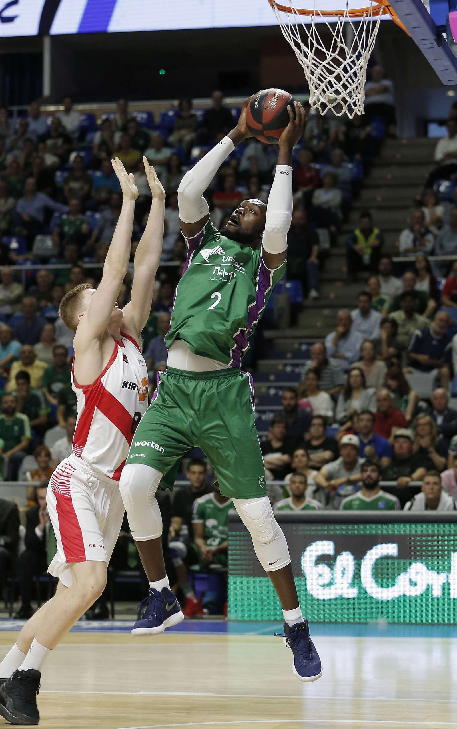 Viny Okouo, ante el Baskonia.