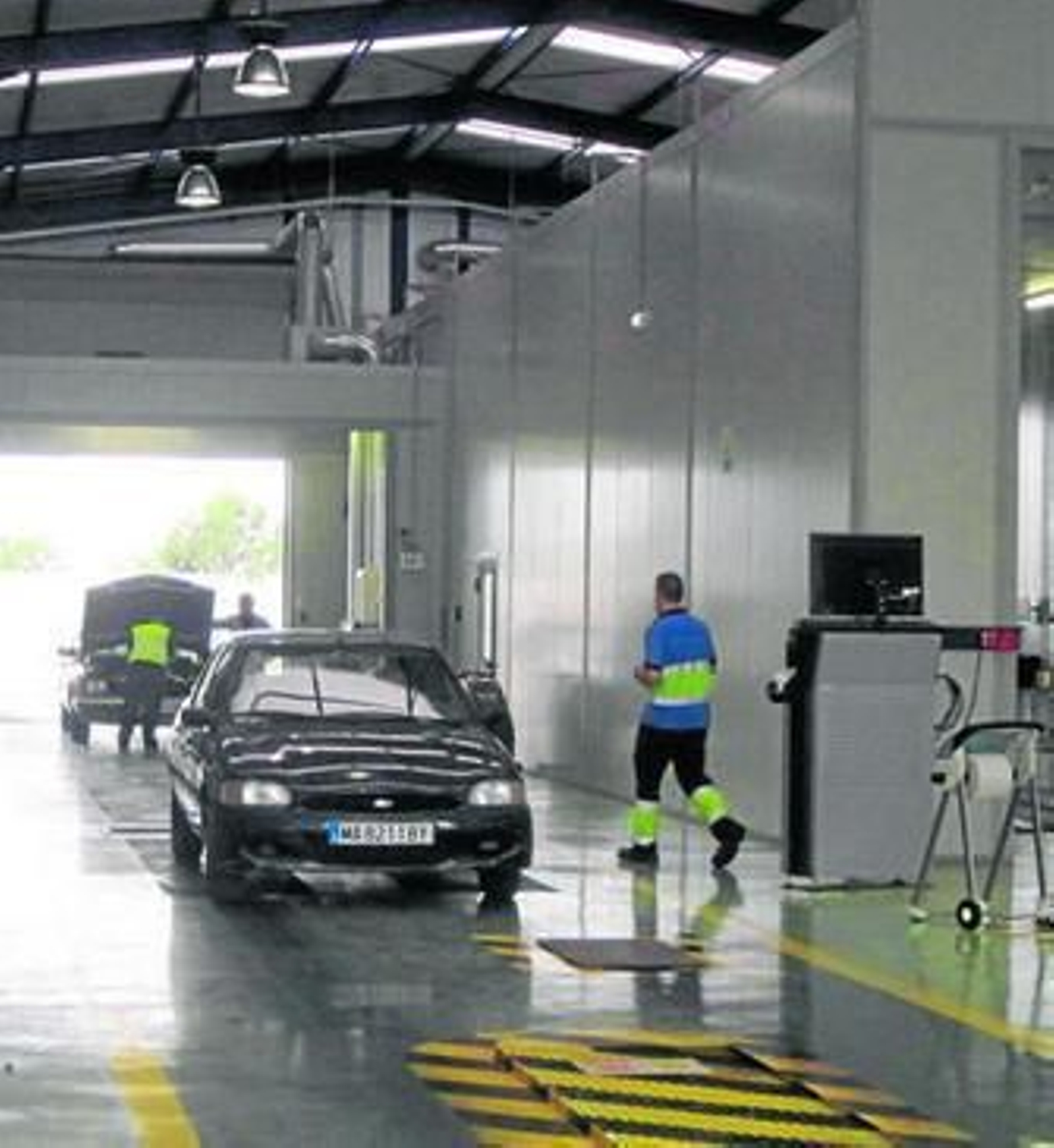 Empleados de la estación de Níjar pasan la revisión a dos turismos.