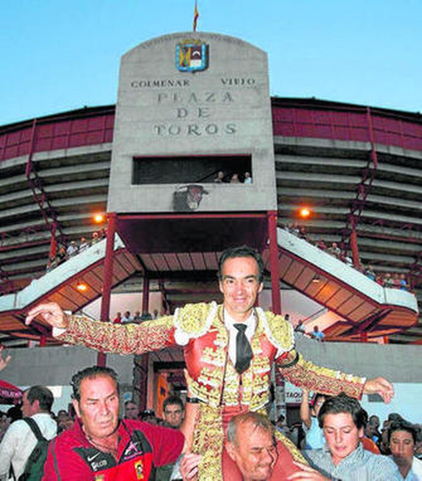 El Cid, en su salida a hombros de la plaza de Colmenar Viejo.