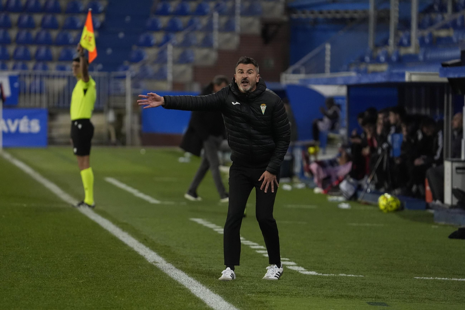 Ania hace indicaciones durante un lance del partido.