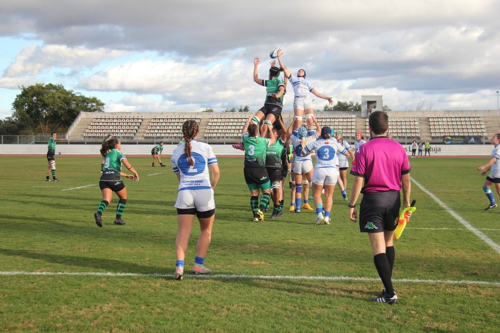 Una imagen de una 'touche' en el partido jugado en La Cartuja.