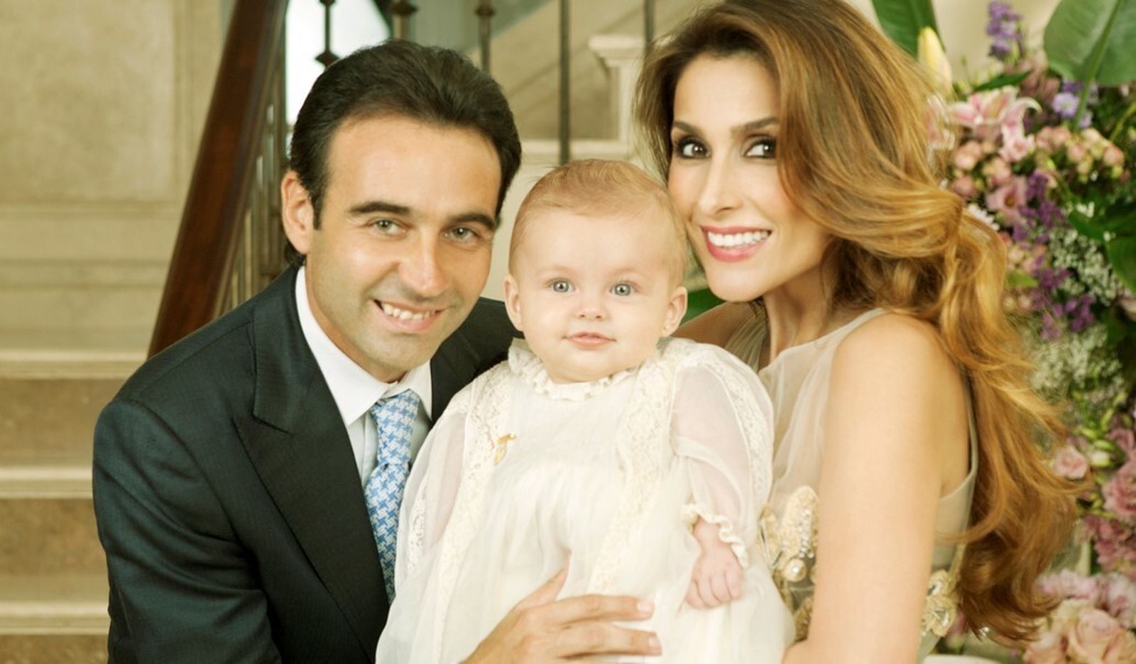 Enrique Ponce y Paloma Cuevas, con su hija Bianca de bebé, en una exclusiva para una revista.