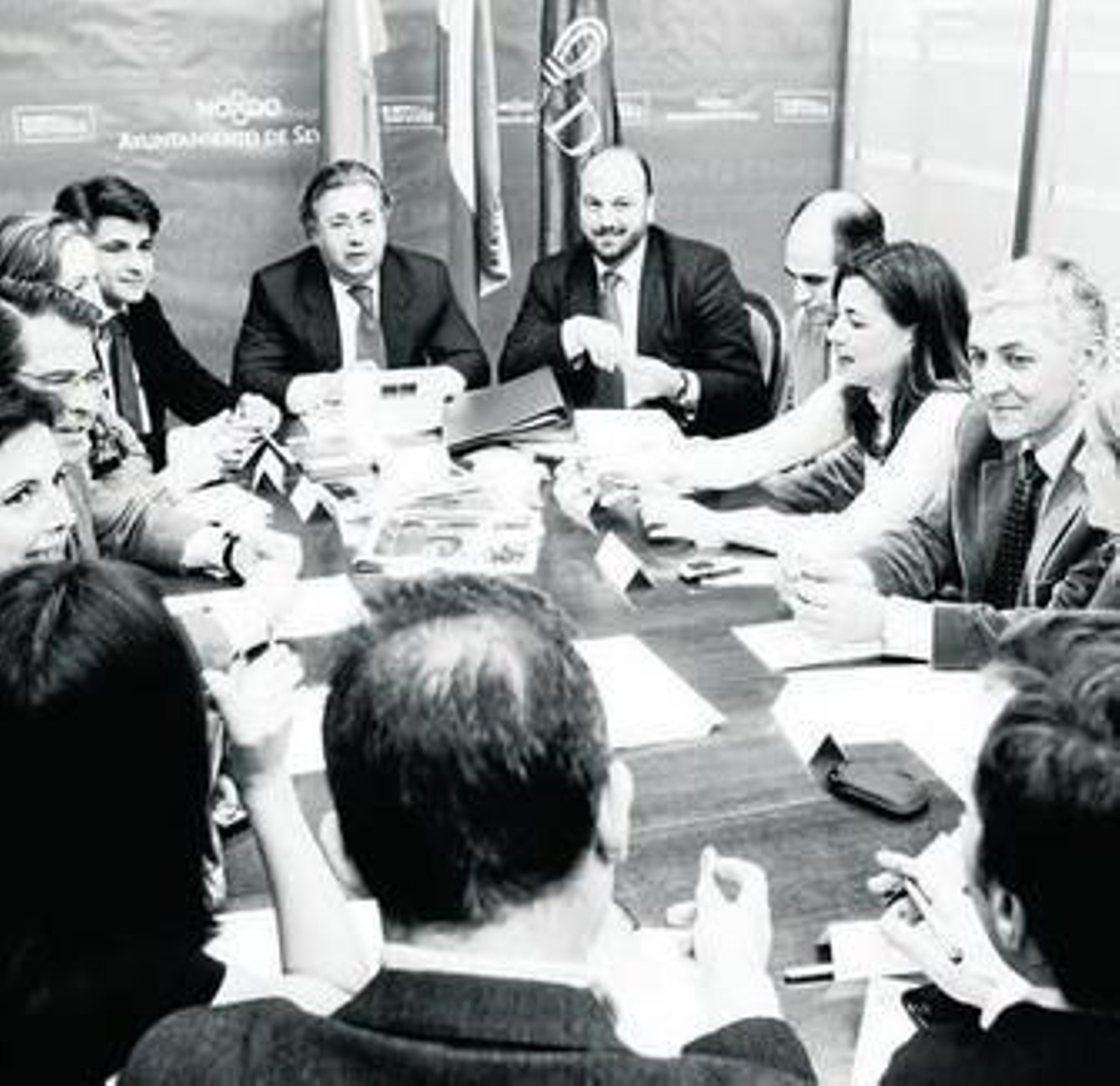 Zoido, flanqueado por sus portavoces, citó a su grupo, al igual que el alcalde.